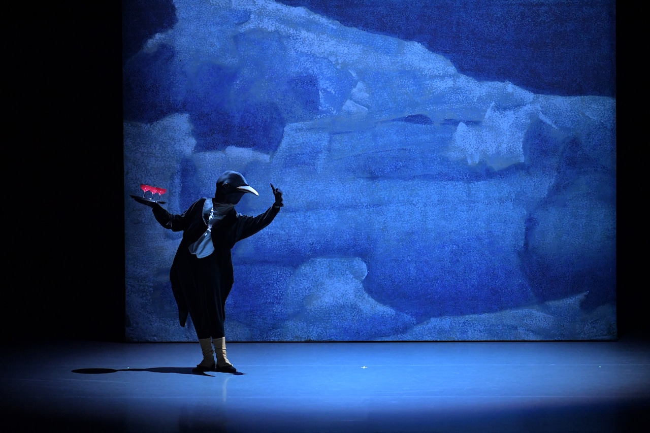 動物たちが陽気なダンスを披露、新国立劇場バレエ団「ペンギン・カフェ」開幕