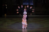 「新国立劇場バレエ団 こどものためのバレエ劇場 2022「ペンギン・カフェ」より。（撮影：鹿摩隆司）