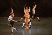 「新国立劇場バレエ団 こどものためのバレエ劇場 2022「ペンギン・カフェ」より。（撮影：鹿摩隆司）