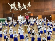 埼玉・与野本町小学校での盆踊りワークショップの様子。