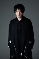 中村倫也のビジュアル。