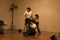 別冊 妖精大図鑑「会議は踊る」より。（撮影：福本剛士）