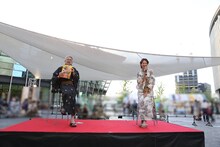 左から東野ひろあき、紅ゆずる。