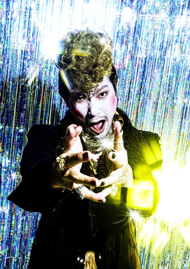 「守銭奴 - ザ・マネー・クレイジー」ビジュアル