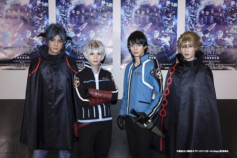 左からハイレイン役の中村誠治郎、空閑遊真役の植田圭輔、三雲修役の溝口琢矢、ヒュース役の阪本奨悟。