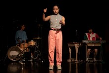 額田大志×山下恵実「FURUMAiiiiiiiiiiiiiii」より。（撮影：井上嘉和）