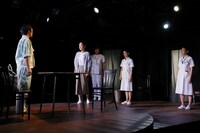 演劇企画集団Jr.5（ジュニアファイブ） 第13回公演「白が染まる」より。