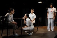 演劇企画集団Jr.5（ジュニアファイブ） 第13回公演「白が染まる」より。