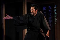 流山児★事務所 宮本研連続上演 第1弾「夢・桃中軒牛右衛門の」より。（撮影：横田敦史）