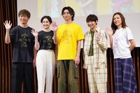 左から杉原邦生、早見あかり、木村達成、須賀健太、安蘭けい。