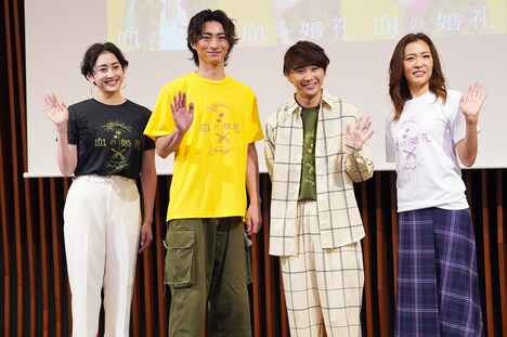 左から早見あかり、木村達成、須賀健太、安蘭けい。