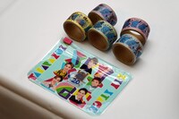 オリジナルミニポーチとオリジナルロールステッカー（全5種）。