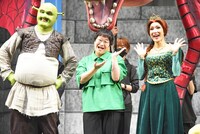 左からシュレック役のspi、近藤春菜、フィオナ役の福田えり。