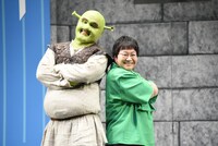 左からシュレック役のspi、近藤春菜。