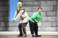 左からシュレック役のspi、近藤春菜。