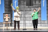 左からシュレック役のspi、近藤春菜。