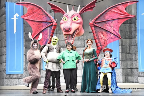 左からドンキー役の吉田純也、シュレック役のspi、応援サポーターの近藤春菜、フィオナ役の福田えり、ファークアード卿役の泉見洋平。