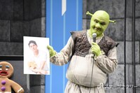 自身の素顔の宣材写真を手にしたシュレック役のspi。