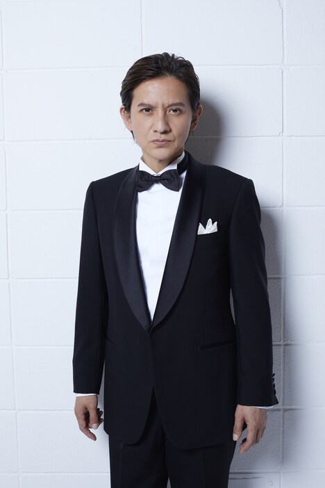 「建築家とアッシリア皇帝」より、岡本健一のビジュアル。（撮影：山崎伸康）