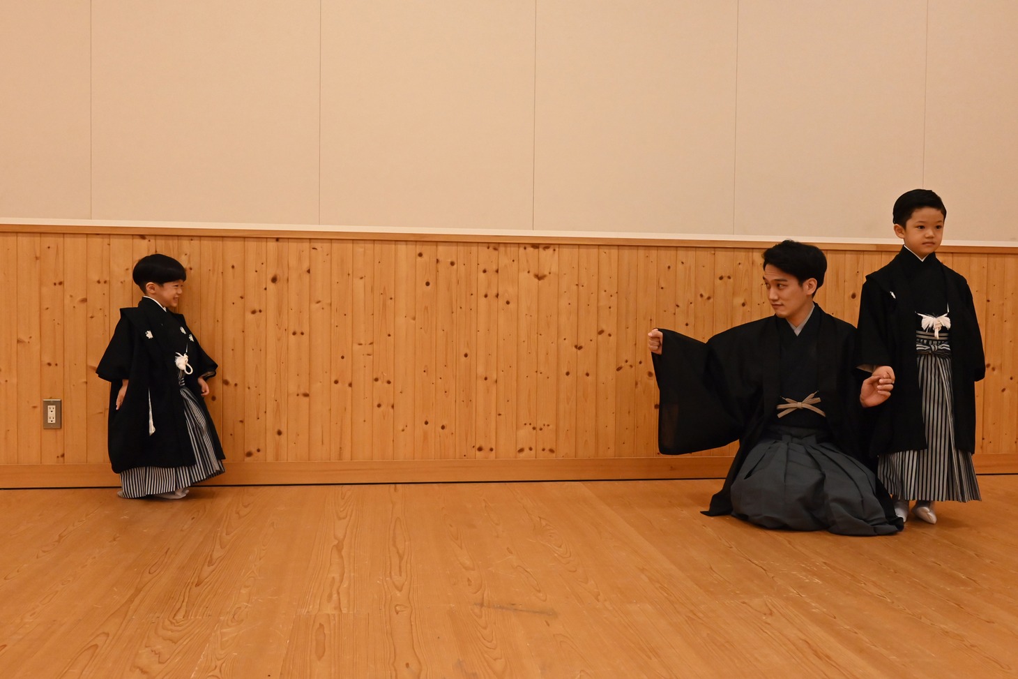 中村秀乃介（左）を優しく呼ぶ中村歌昇（中央）。