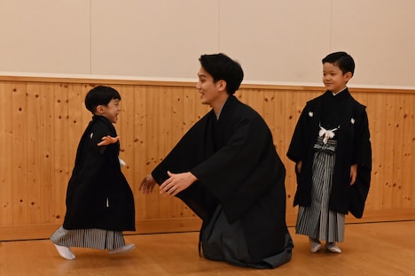 父・中村歌昇（中央）のもとに駆け寄る中村秀乃介（左）と、弟を優しく見つめる中村種太郎（右）。