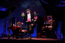 加藤健一事務所「スカラムーシュ・ジョーンズ or 七つの白い仮面」より。（撮影：石川純）