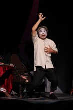 加藤健一事務所「スカラムーシュ・ジョーンズ or 七つの白い仮面」より。（撮影：石川純）