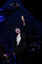 加藤健一事務所「スカラムーシュ・ジョーンズ or 七つの白い仮面」より。（撮影：石川純）