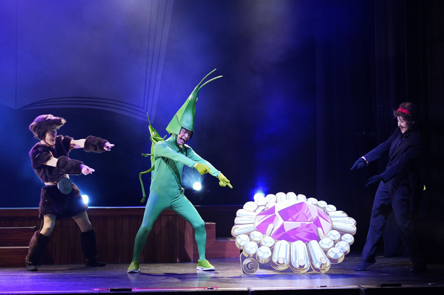 「ざんねん系おもタメミュージカル『ざんねんないきもの事典～いきものたちの逆襲～』」より。（撮影：曳野若菜）