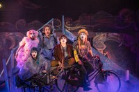 劇団おぼんろ 第21回本公演「瓶詰めの海は寝室でリュズタンの夢をうたった」より。