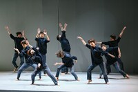 大屋惠一照明デザインによる、イデビアン・クルー「ヘンシン」より。（撮影：金子愛帆）