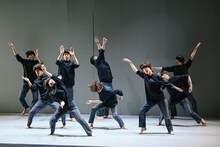 大屋惠一照明デザインによる、イデビアン・クルー「ヘンシン」より。（撮影：金子愛帆）