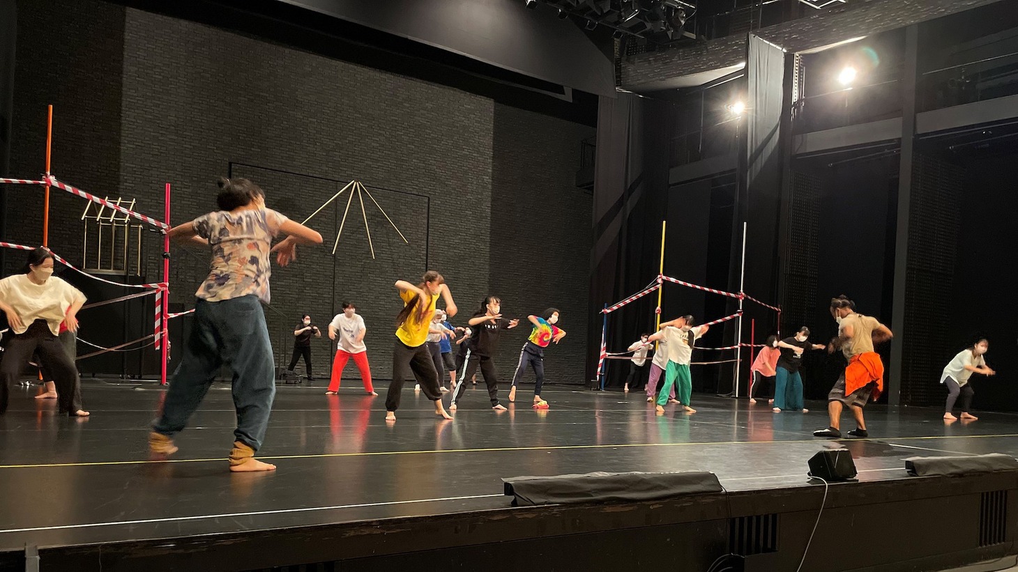 SPAC-ENFANTS-PLUS＝スパカンファン-プラス 2022「Reborn（リボーン）-灰から芽吹く-」稽古の様子。