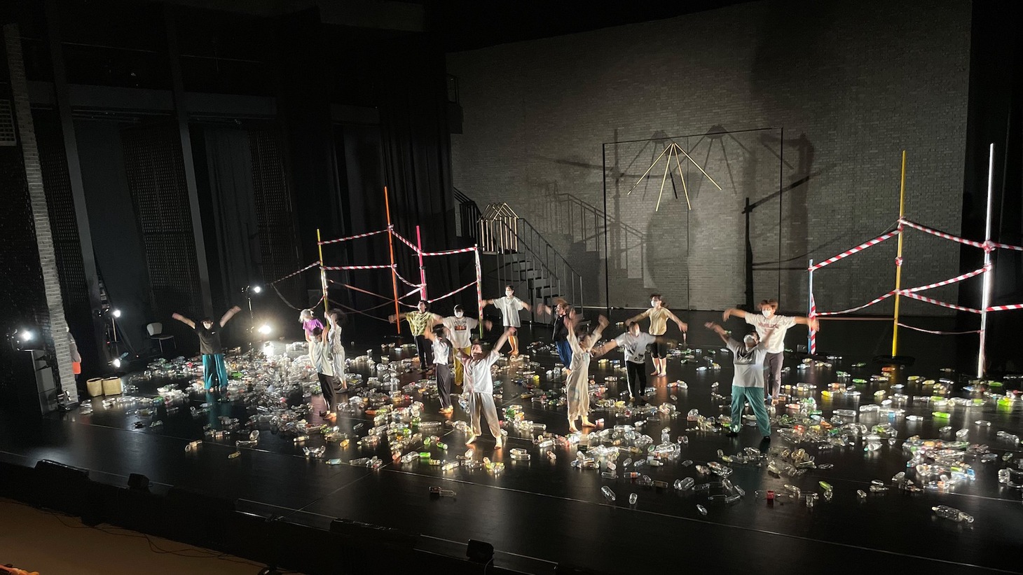 SPAC-ENFANTS-PLUS＝スパカンファン-プラス 2022「Reborn（リボーン）-灰から芽吹く-」稽古の様子。