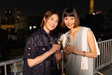 左から愛月ひかる、十碧れいや。