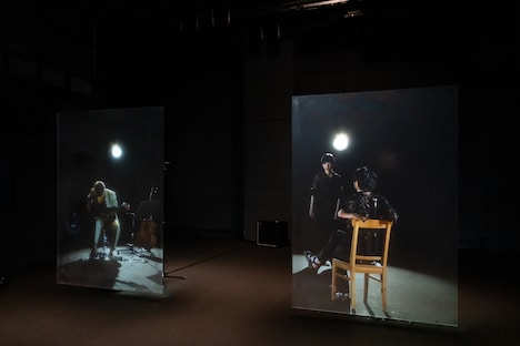 チェルフィッチュ 映像演劇「ニューイリュージョン」より。（撮影：冨田了平）