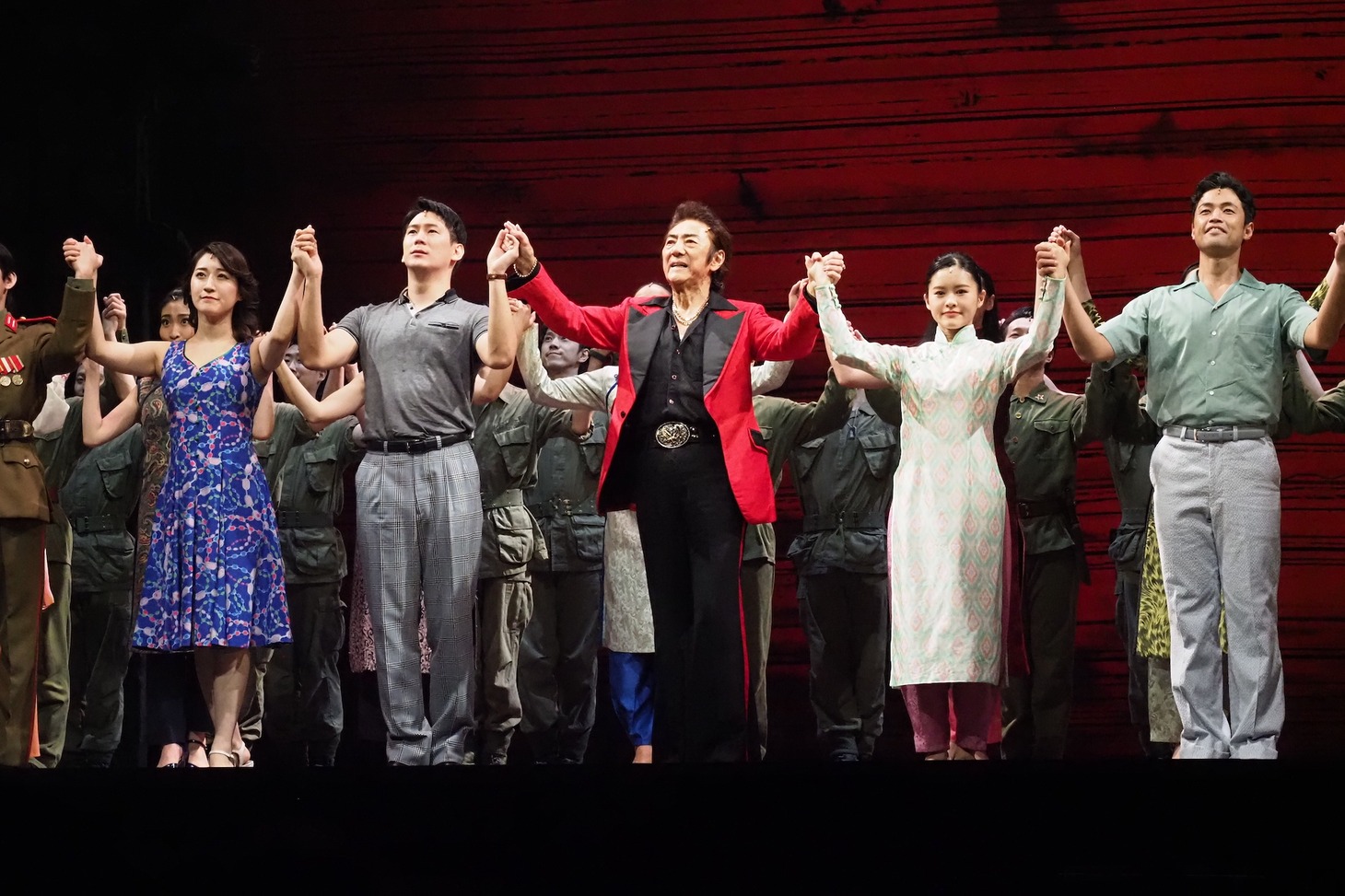 ミュージカル「ミス・サイゴン」日本初演30周年記念公演 上演1500回達成特別カーテンコールの様子。