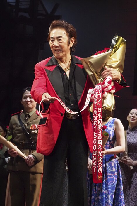 ミュージカル「ミス・サイゴン」日本初演30周年記念公演 上演1500回達成特別カーテンコールの様子。