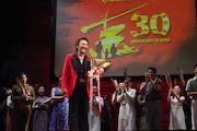 ミュージカル「ミス・サイゴン」日本初演30周年記念公演 上演1500回達成特別カーテンコールの様子。
