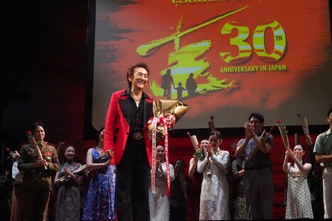 ミュージカル「ミス・サイゴン」日本初演30周年記念公演 上演1500回達成特別カーテンコールの様子。