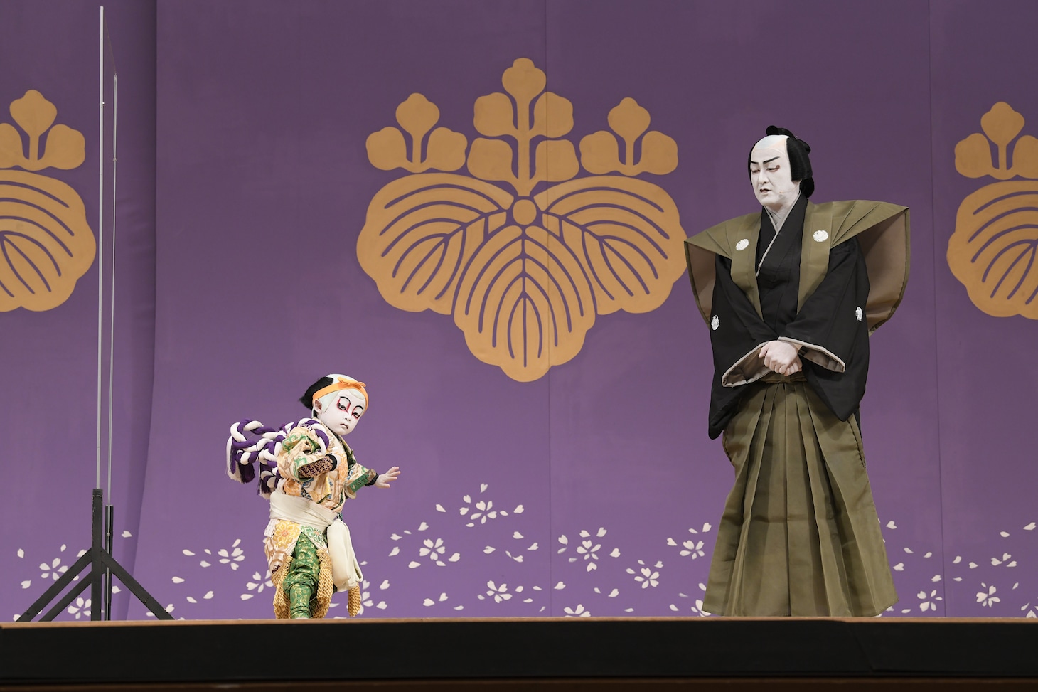 見得を切る小川陽喜（左）と、それを見守る中村獅童（右）。