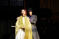 トラム、二人芝居「毛皮のヴィーナス」より。（撮影：細野晋司）