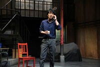 トラム、二人芝居「毛皮のヴィーナス」より。（撮影：細野晋司）