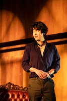 トラム、二人芝居「毛皮のヴィーナス」より。（撮影：細野晋司）