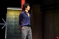 トラム、二人芝居「毛皮のヴィーナス」より。（撮影：細野晋司）