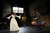 トラム、二人芝居「毛皮のヴィーナス」より。（撮影：細野晋司）