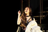 トラム、二人芝居「毛皮のヴィーナス」より。（撮影：細野晋司）