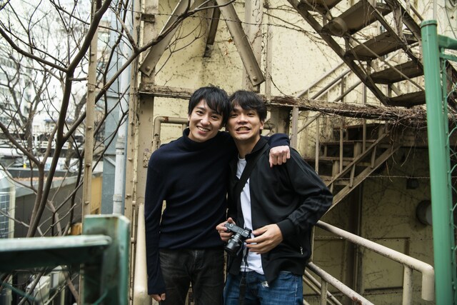 撮影後に思わず笑顔になった、藤原季節と竪山隼太。（撮影：平岩享）