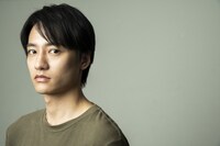 アンブレラ（傘）を付けたストロボで、竪山隼太が撮影した藤原季節。