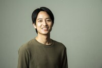 平岩先生のアドバイスを経て、傘を付けたストロボで、竪山隼太が撮影した藤原季節。直打ちのときより背景と肌の色味がかなり変わった。